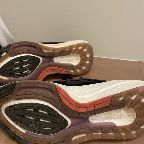 Adidas Ultraboost 22 - Picture 3 of 3